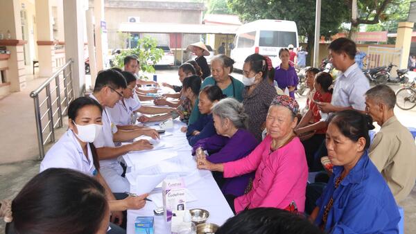 YÊN BÌNH TỔ CHỨC KHÁM SÀNG LỌC TĂNG HUYẾT ÁP, ĐÁI THÁO ĐƯỜNG VÀ BỆNH MẮT CHO NGƯỜI DÂN