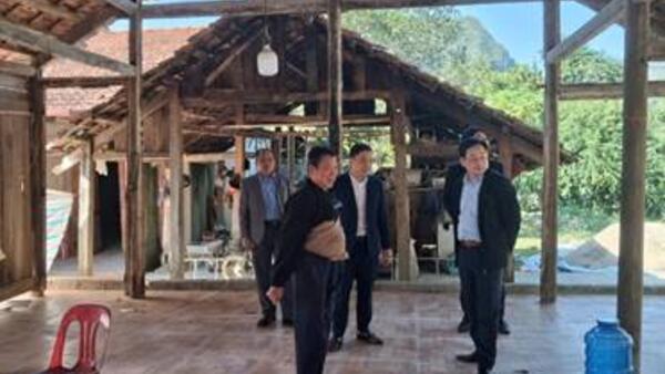 ĐỒNG CHÍ VŨ HOÀNG QUÝ – UV BTV, CHỦ NHIỆM UỶ BAN KIỂM TRA TỈNH UỶ KIỂM TRA THỰC TẾ MỘT SỐ HỘ DÂN ĐƯỢC THỤ HƯỞNG CHƯƠNG TRÌNH XOÁ NHÀ TẠM, NHÀ DỘT NÁT  TRÊN ĐỊA BÀN XÃ YÊN BÌNH